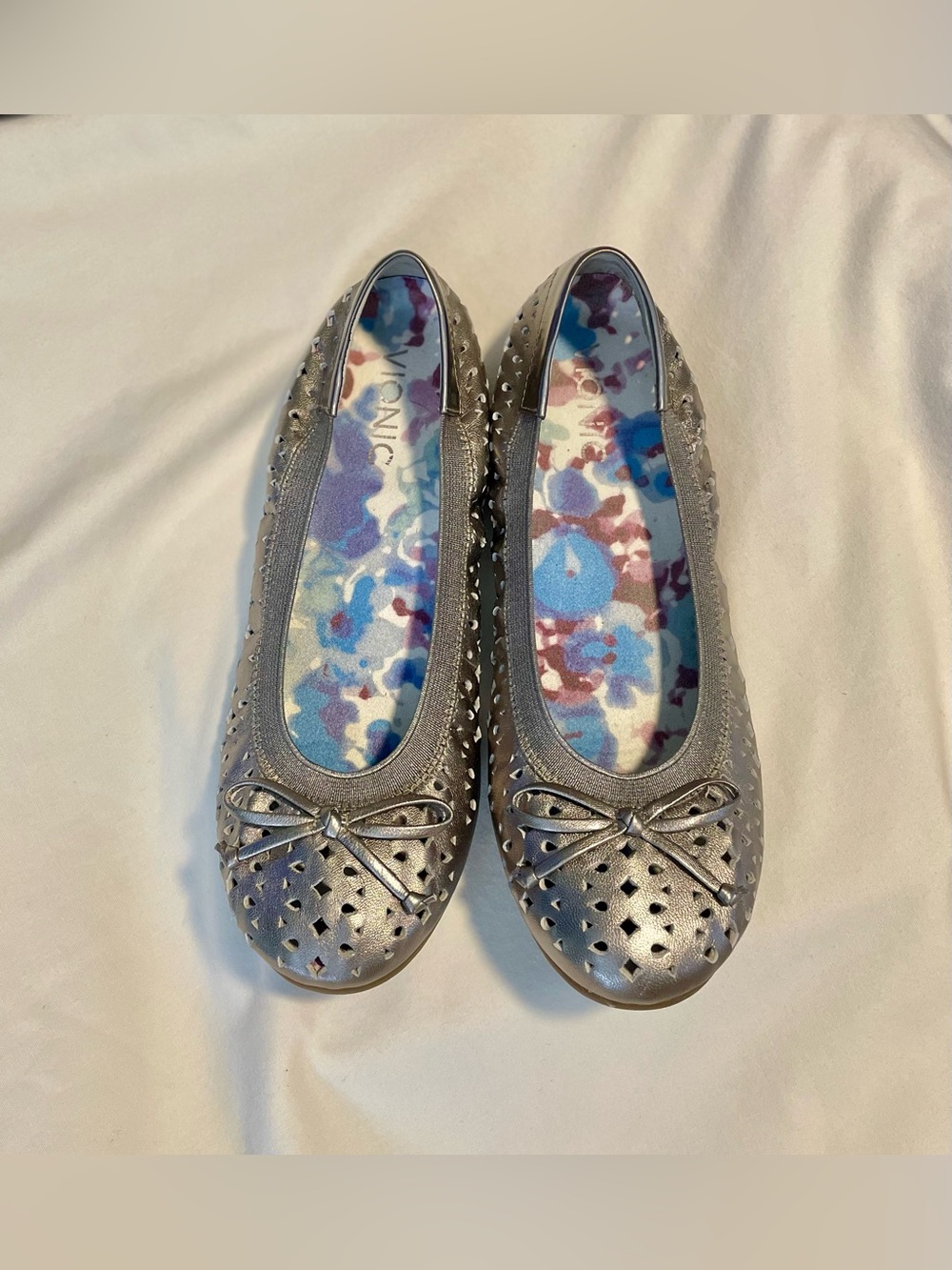 Vionic Spark Surin Laser-Cut Design Ballet Flats - Metallic Silver - Wmn Sz  8
